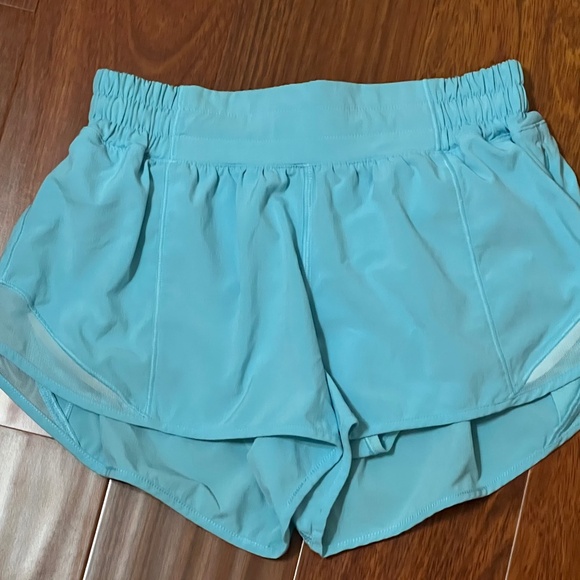 Lululemon Turquoise Size 4 Shorts - Picture 1 of 3